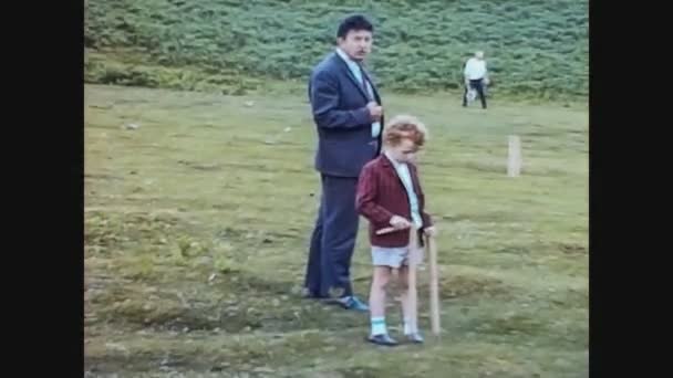 Reino Unido 1967, Papai e Filho em Jardim — Vídeo de Stock