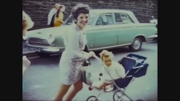 イギリス1965年ベイビー・オン・ザ・ベビーカー60年代3 — ストック動画