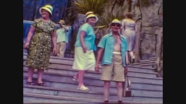 Itália 1966, Sanremo vista de rua com as pessoas — Vídeo de Stock