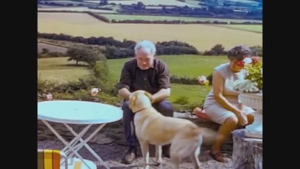 Großbritannien 1967, Alter Mann spielt mit Hund — Stockvideo