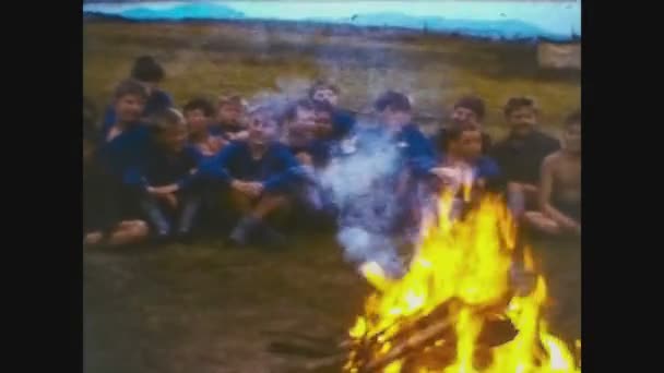 Royaume-Uni 1965, Boy scout camping in 60s — Video