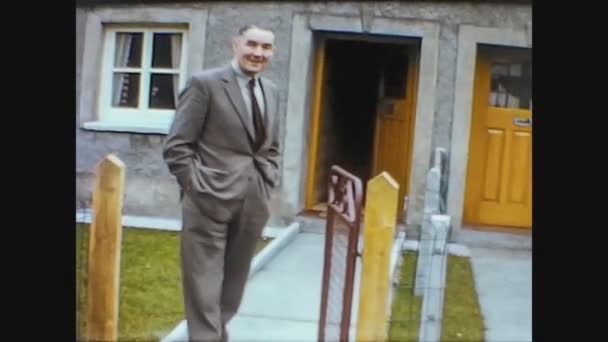 Ηνωμένο Βασίλειο 1969, Κομψός άνθρωπος έξω από το σπίτι — Αρχείο Βίντεο