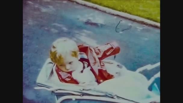 Verenigd Koninkrijk 1965, Baby op de kinderwagen in de jaren 60 — Stockvideo