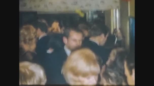 Londyn 1968: Elegancki taniec ludzi 3 — Wideo stockowe