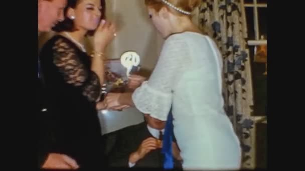 Londres 1968: Festa em casa com pessoas felizes 9 — Vídeo de Stock