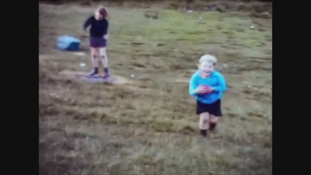 Велика Британія 1965, діти грають на траві 4 — стокове відео