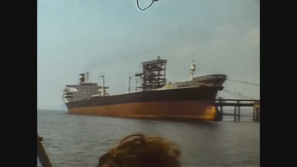 Großbritannien 1970, Frachtschiff legt im Hafen an — Stockvideo