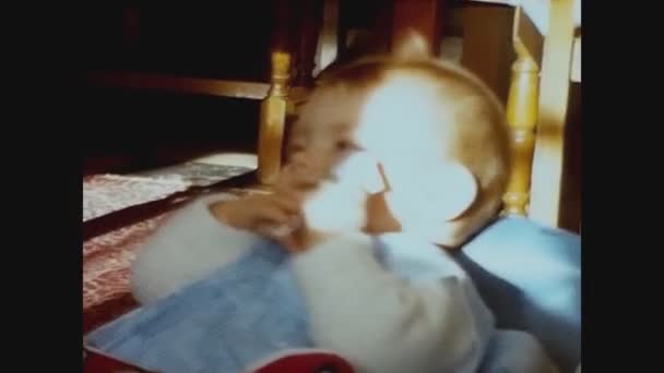 Velká Británie 1969, Baby portrait at home 5 — Stock video