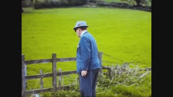 Великобритания 1969, Старый англичанин в сельской местности — стоковое видео