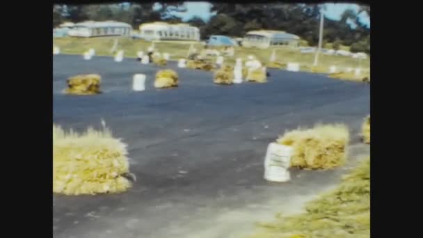 Verenigd Koninkrijk 1965, Kids on go karts — Stockvideo