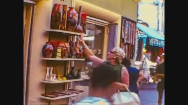 Italie 1966, Typique boutique italienne dans la rue dans les années 60 — Video