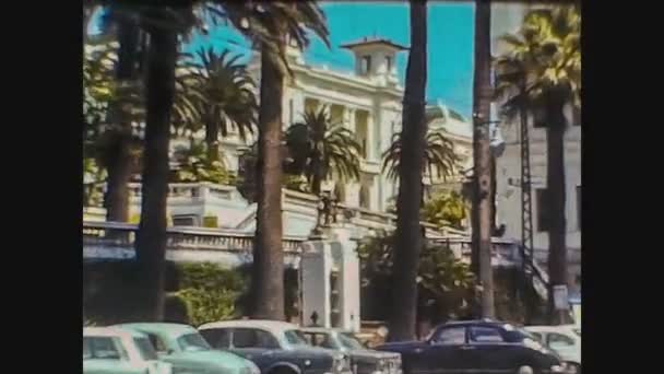 Италия 1966, вид на улицу Санремо с людьми в 60-х годах — стоковое видео