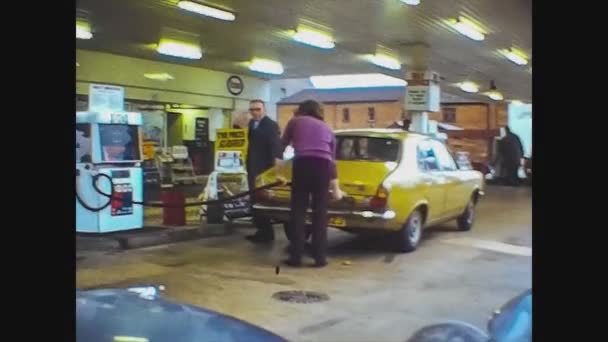 Birleşik Krallık 1970, 70 'lerde benzin istasyonu — Stok video