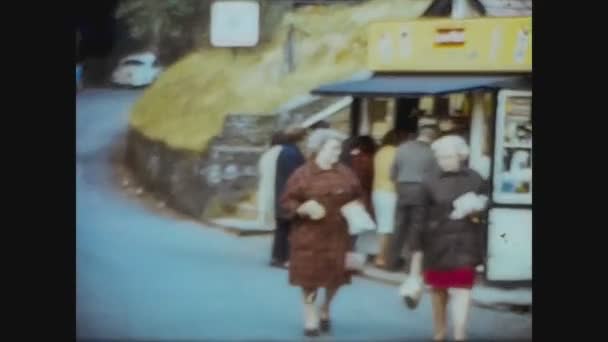 イギリス1966年老婦人が通りを歩く — ストック動画