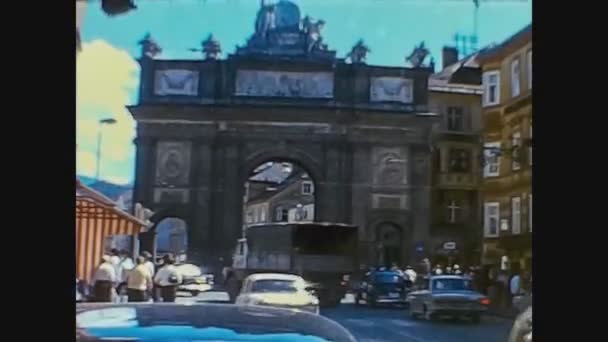 Innsbruck 1966, La gente en la calle Innsbruck 11 — Vídeo de stock