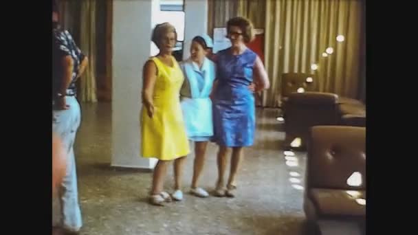 Malta 1981, Mujeres con asistente de hotel — Vídeo de stock