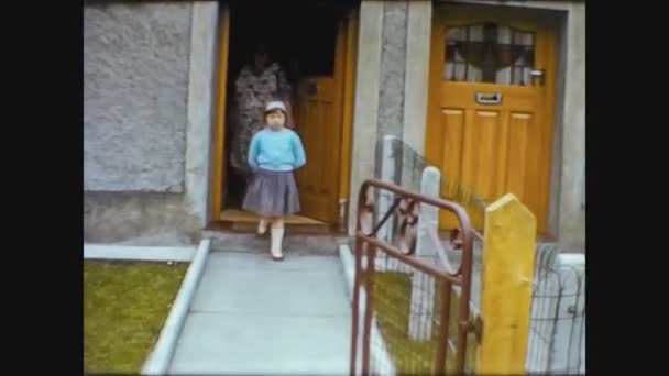 イギリス1969年家の外で祖母と子供 — ストック動画