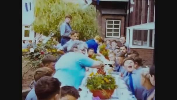 1967 영국, 어린이들의 모임 점심때 4 — 비디오
