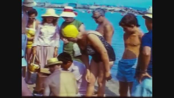 Italien 1966, Badegäste am Meer in Sanremo — Stockvideo