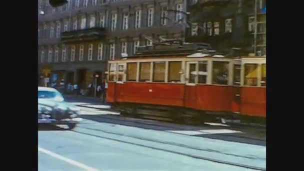 Innsbruck 1966, Folk i Innsbruck gatans 9 — Stockvideo