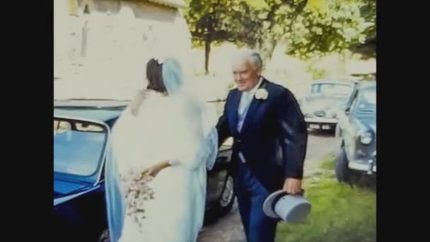 Förenade kungariket 1966, Bröllopsscen utomhus på 60-talet — Stockvideo