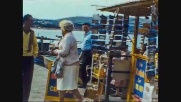 İngiltere 1965, Broadstairs geçidinde yürüyen insanlar — Stok video