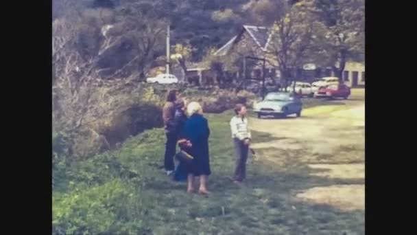 Velká Británie 1966, People in Czech countryside — Stock video