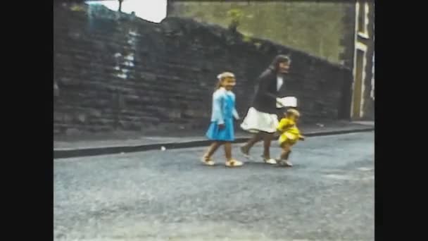 Regno Unito 1965, Bambini che camminano per strada — Video Stock