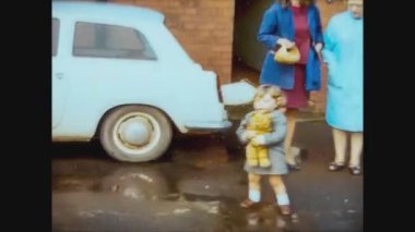 Birleşik Krallık 1966, Bebek banliyö sokaklarında yürüyor