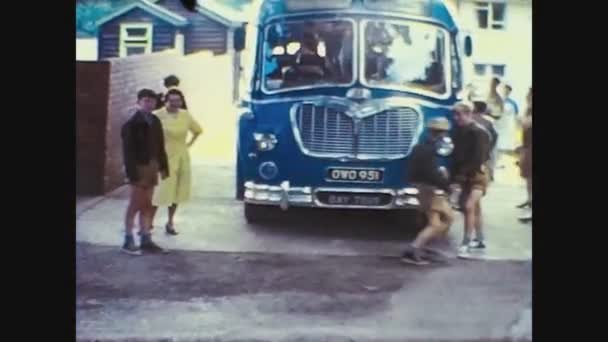 Reino Unido 1968, Old bus with people ready to go — Vídeo de stock