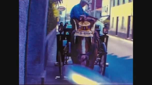 Olaszország 1966, Lovas kocsi a történelmi városközpontban 2 — Stock videók