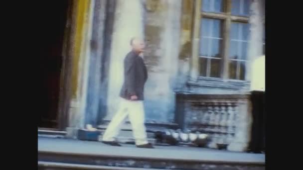 Reino Unido 1965, Old man comes out of a historic building — Vídeos de Stock