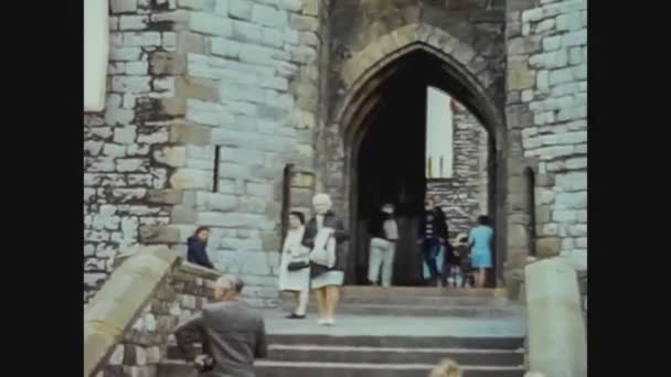 Regno Unito 1966, Le persone passeggiano sulla strada di campagna 2 — Video Stock