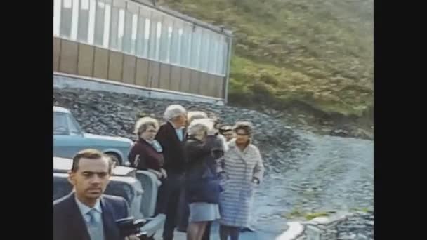 Birleşik Krallık 1966, Dağ gezisindeki insanlar — Stok video