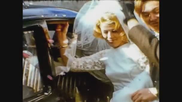 İngiltere 1968, yeni evliler arabaya biniyor. — Stok video