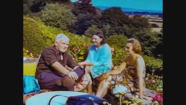 Wielka Brytania 1967, Starzy ludzie w ogrodzie mający szczęśliwą chwilę — Wideo stockowe
