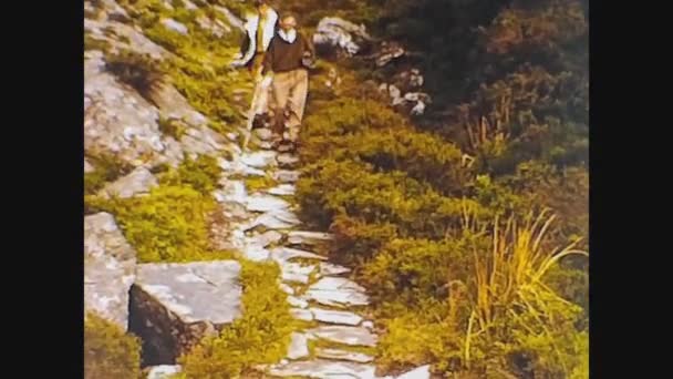 Regno Unito 1969, Escursione in montagna — Video Stock