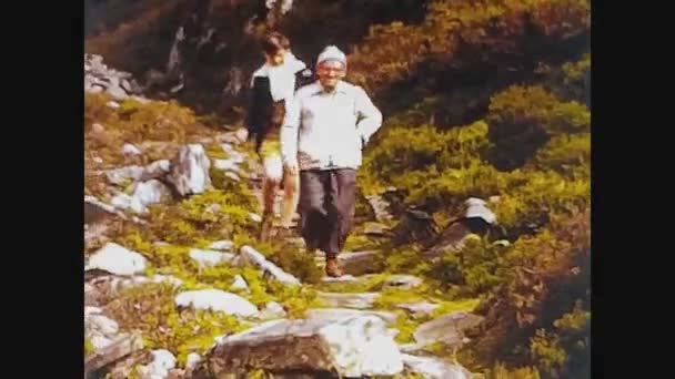Regno Unito 1969, Gente in escursione in montagna 2 — Video Stock