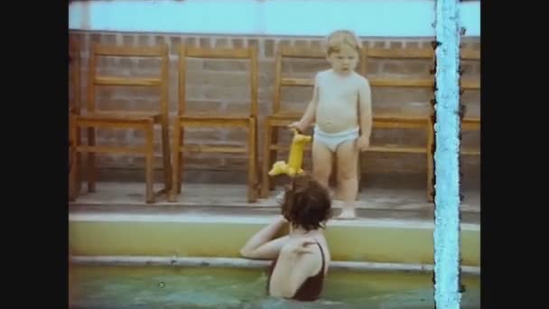 イギリス1969,水泳のレッスンでスイミングプールの子供2 — ストック動画