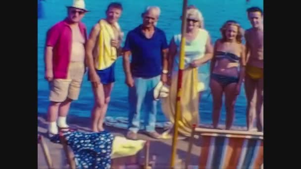 Italien 1966, Badegäste am Meer in Sanremo 5 — Stockvideo