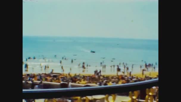 Royaume-Uni 1965, Personnes et touristes à Broadstairs plage 4 — Video