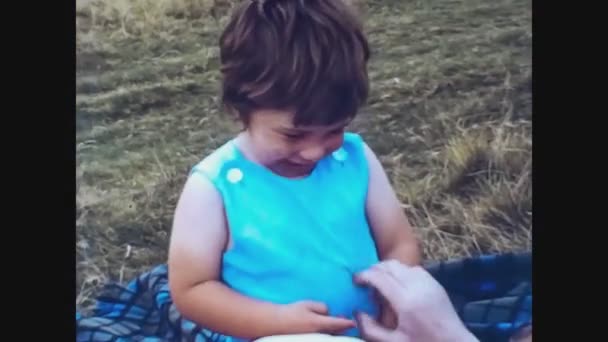 Великобритания, 1966 год, счастливый мальчик и ребенок — стоковое видео
