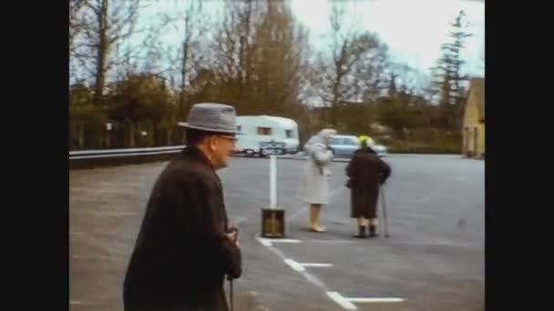 영국 1969 년, 영국의 늙은 남자가 거리에서 — 비디오