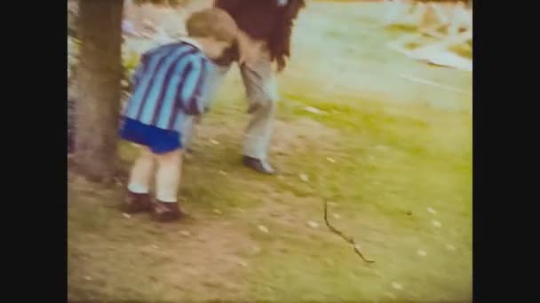 Regno Unito 1968, Bambino gioca in giardino 2 — Video Stock