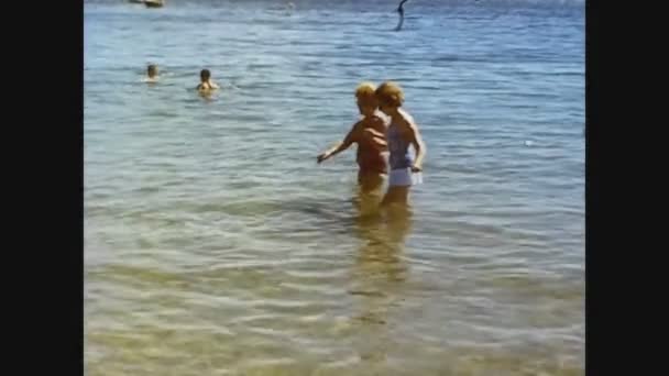 Malta 1981, As pessoas se divertem nas férias na praia 7 — Vídeo de Stock