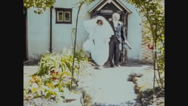 Wielka Brytania 1966, Outdoor Wedding scene in 60s — Wideo stockowe