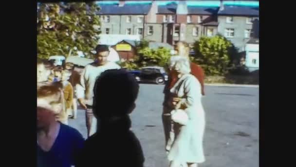 Storbritannien 1965, Pojkscouter på gatorna 2 — Stockvideo