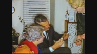 Londra 1968: Mutlu 15 kişiyle ev partisi