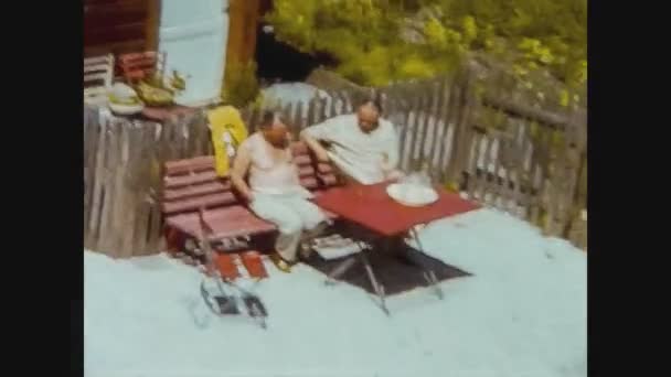 Austria 1964, Le persone che hanno un momento conviviale in giardino 4 — Video Stock