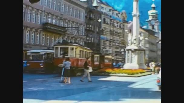 Innsbruck 1966, Mensen in Innsbruck straat 10 — Stockvideo